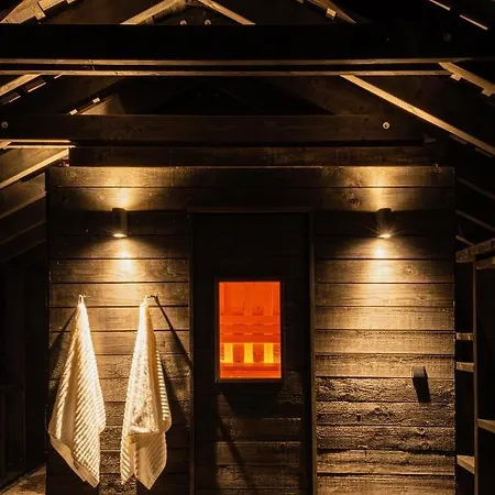Hutstuf - The Owl & Private Rooftop Holiday home